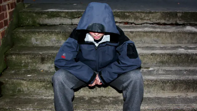 Di Inggris, orang tua yang anaknya membolos sekolah, dapat dikendai denda dan sanksi pidana.