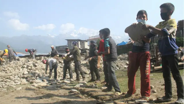 पुनर्निर्माणमा स्थानीयबासी 