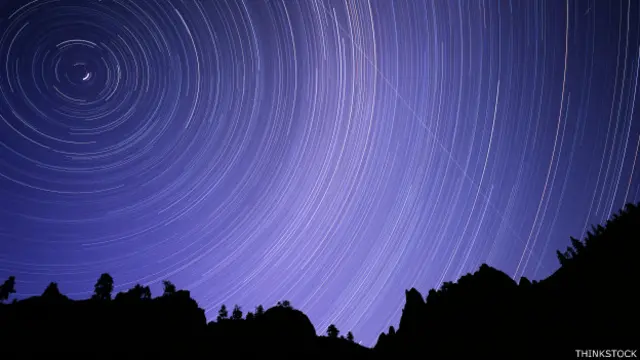 La Tierra ha ido girando cada vez más lentamente sobre su eje, y gradualmente el día solar se ha alargado a razón de 1,7 milisegundos por siglo.