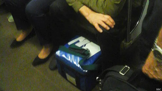 Пассажиры московского метро часто пытаются вместить различный багаж между ног