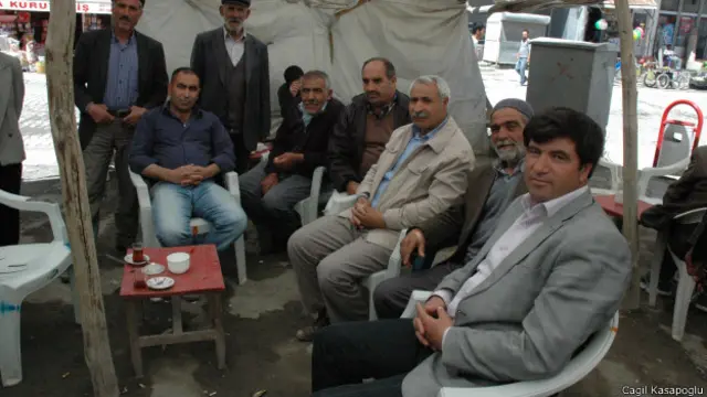 Diyadin'de kahvedeki esnaftan AKP'ye de oy verecek var, HDP'ye de