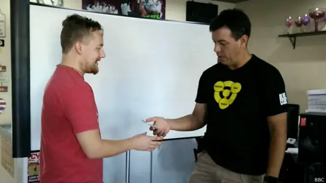 Сет Уэйл (слева) тестирует возможности своего имплантата при помощи смартфона Рода Сото