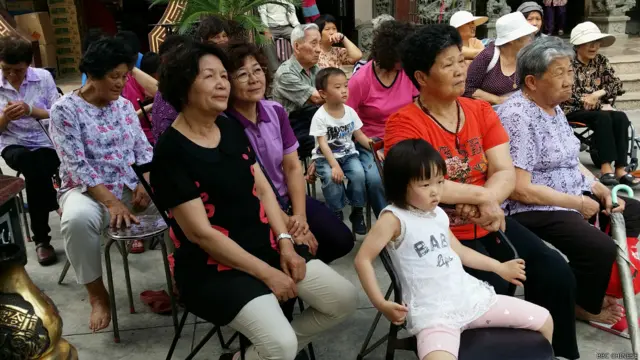 這天鄰近的「鄉民」（是真正的鄉居民眾，非網民 ;) ），扶老攜幼來看精彩的表演；在這沒人不時翻看手機，更多的是和隔座的朋友話家常、聊八卦；
話說前排的這位美眉，妳也坐的太豪邁了吧... 