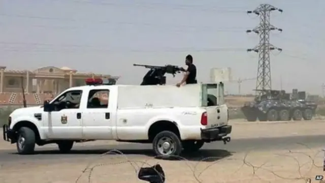 Irak hükümeti yanlısı milisler, IŞİD'in eline geçen toprakları geri almaya çalışıyor.