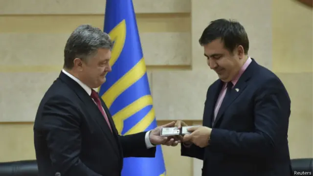 Президент Порошенко вручает Саакашвили удостоверение губернатора