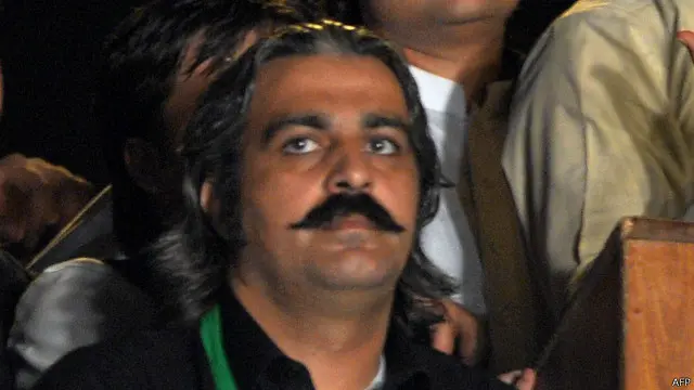 خبرپختوخوا کے صوبائی وزیر مالیات علی امین گنڈا پور کا شمار تحریک انصاف کے سربراہ عمران خان کے قریبی ساتھیوں میں ہوتا ہے