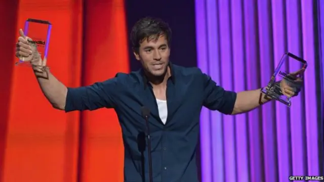 ایک کنسرٹ کے دوران انھوں نے ڈرون کیمرے کو پکڑنے کی کوشش کی جس سے ان کی دو انگلیاں زخمی ہوگئیں