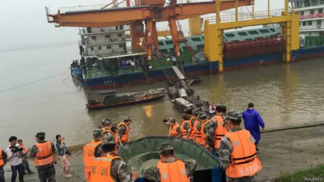  پیپلز ڈیلی کے مطابق جہاز میں سوار مسافروں کی عمریں 50 سے 80 سال کے درمیان تھیں