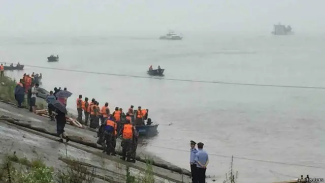 اطلاعات کے مطابق تیز ہواؤں اور موسلادھار بارش کے باعث امدادی کاموں میں دشواری پیش آرہی ہے