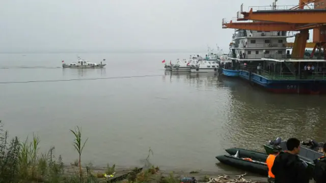 Regu penyelamat berupaya mencari para penumpang kapal pesiar yang tenggelam di Sungai Yangtze.