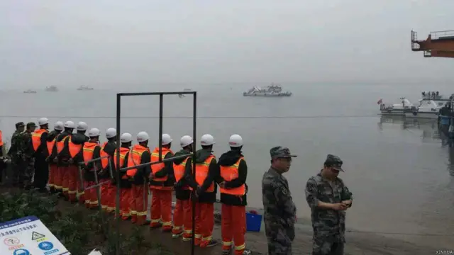 救援人员在湖北监利东方之星客轮沉没现场作业（新华社图片2/6/2015）