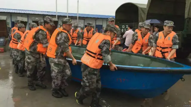  救援人员在湖北监利东方之星客轮沉没现场作业（新华社图片2/6/2015）