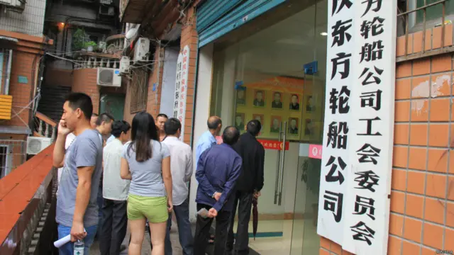 东方之星号船员家属在重庆东方轮船公司等候亲人消息（新华社图片2/6/2015）