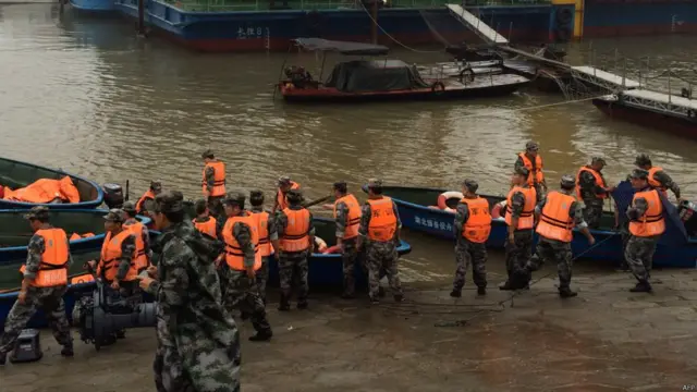 جائے حادثہ پر امدادی کارروائیاں جاری ہیں جن میں چینی فوج کے جوان بھی شریک ہیں