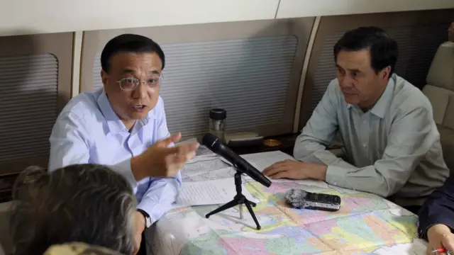 چین کے سرکاری میڈیا کے مطابق وزیراعظم لی کیقیانگ بھی صوبہ ہوبیئی میں واقع جائے حادثہ کا دورہ کر رہے ہیں۔