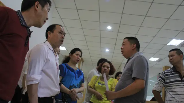 东方之星号船员家属在重庆东方轮船公司与职员讨论情况（新华社图片2/6/2015）