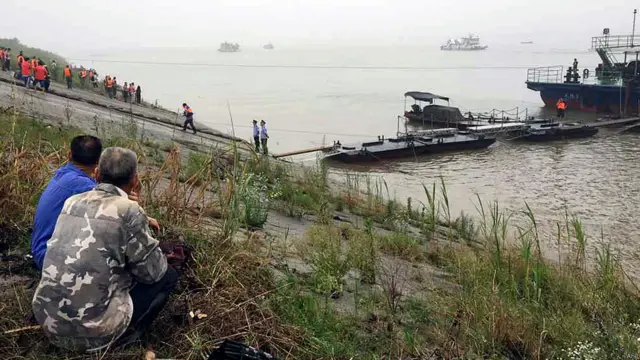 تیز ہواؤں اور موسلادھار بارش کے باعث امدادی کاموں میں دشواری پیش آئی ہے۔