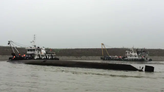 اس پر 450 سے زیادہ افراد سوار تھے جن میں سے بیشتر سیاح تھے۔ حادثے کے کئی گھنٹے بعد بھی صرف 10 افراد کو زندہ بچایا جا سکا۔