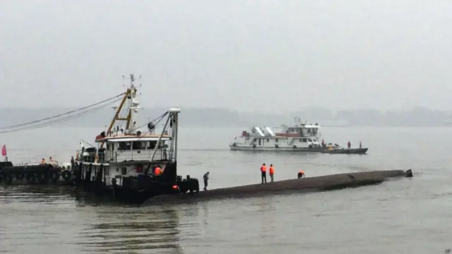 چینی مسافر بردار بحری جہاز ملک کے جنوب میں دریائے یانگ زے میں طوفان میں پھنسنے کے بعد ڈوبا 