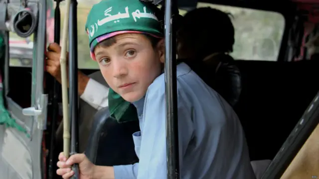 جلسے جلوسوں میں شرکت کرنے والوں میں بچوں سمیت ہر عمر کے لوگ شامل ہیں۔