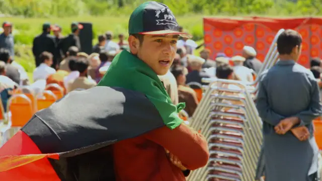 جگہ جگہ مختلف پارٹیوں اور امیدواروں کے پروگرامز منعقد کیے جا رہے ہیں جہاں ہر عمر کے رضاکار نظر آ رہے ہیں۔