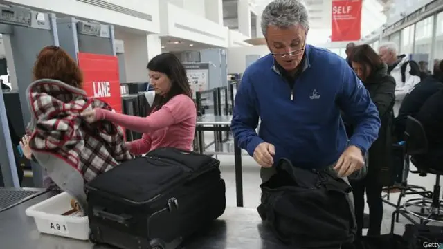 ایک ٹیسٹ کے دوران ایک سکرینر ایک ایجنٹ کی کمر پر چپکائے گئے نقلی بم کو تلاش کرنے میں ناکام ہو گیا