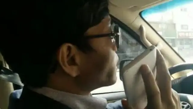 在韩国的司机接通朝鲜打来的电话 