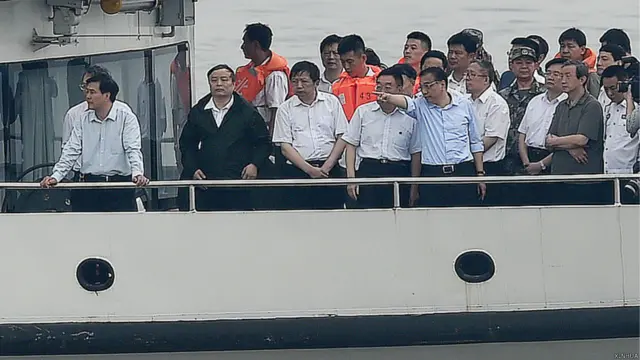 李克强搭船视察湖北监利沉船现场（新华社图片2/6/2015）