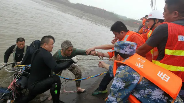 长江客轮倾覆后，各路媒体迅速跟踪，但据悉被告知不得自派记者现场采访，报道需用新华社和中央电视台通稿。