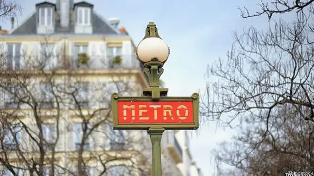 Знак метро на парижской улице