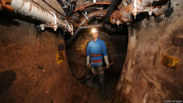 Рабочей в сточной трубе парижской канализации