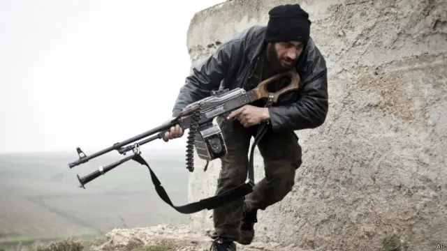 Suriye ordusu ve YPG'nin Suriye'nin kuzeyindeki operasyonları sürüyor. Bu, farklı kollardan silahlı muhalif grupları geriletiyor. 