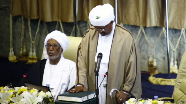 أعلن البشير عفوا عاما عمن يحملون السلاح. 