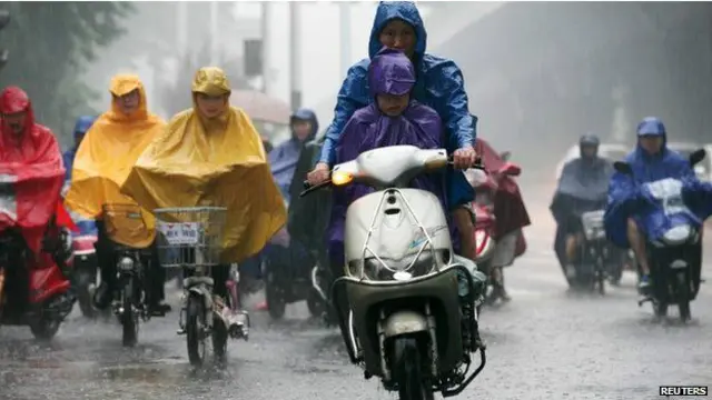 中国华东华南地区春夏之交的梅雨天气主要特点是多暴雨，时有强风。