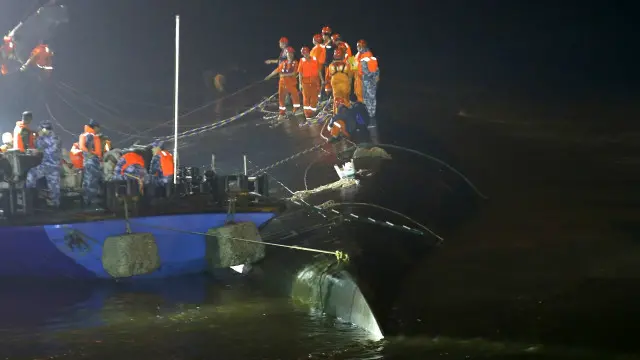 ابھی تک چودہ افراد کو زندہ بچایا گیا ہے جن میں جہاز کے کپتان اور انجینیئر شامل ہیں