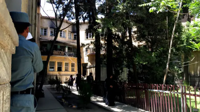 قاضی دادگاه ابتدایی کابل از دختر پرسیده که چرا خودکشی نکرده، از پدرش هم پرسیده چرا دخترش را تا حالا زنده گذاشته