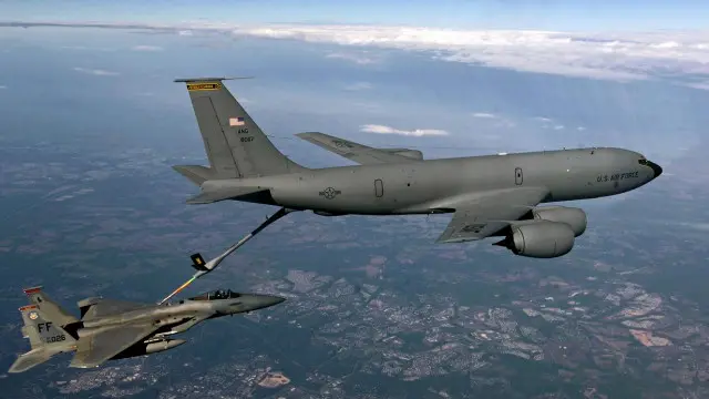 Các phi công thực hiện màn tiếp liệu trên không (Hình: USAF)