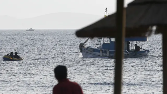 امریکی خبر رساں ادارے اے پی نے ایسی تصاویر جاری کی ہیں جن میں پاکستان تارکین وطن ترکی کے ساحل سے کشتیوں کے ذریعے یونان کے جزیرے کوس میں پہچنے کی کوشش کر رہے ہیں۔