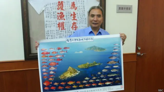 陈春生手持保钓海报