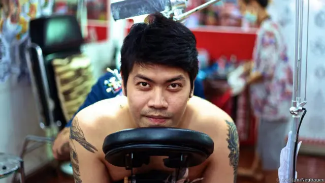 Una persona que espera por un tatuaje