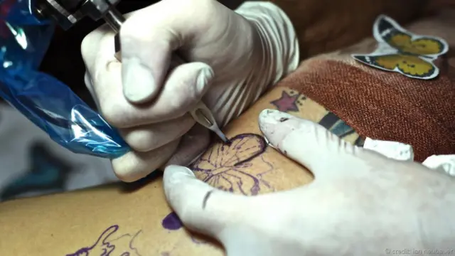 El artista Waf Alosta aplicando un graffitti