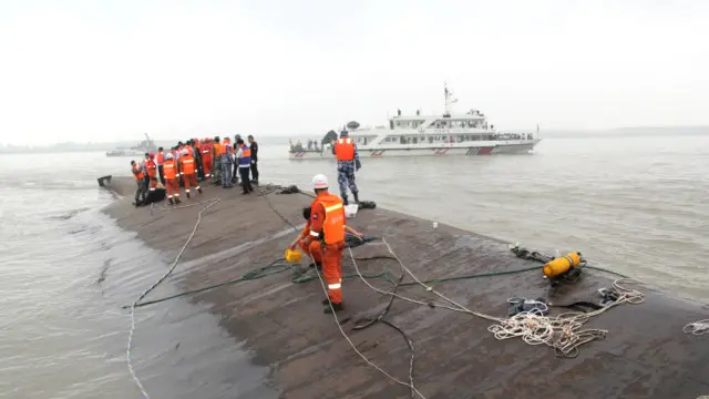 جہاز پیر کو مقامی وقت کے مطابق ساڑھے نو بجے ایک طوفان کی زد میں آنے کے سبب اوندھے منھ الٹ گيا