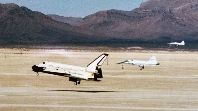 ناسا کی خلائی شٹل کے ساتھ اڑتے ہوئے جنگی جہاز