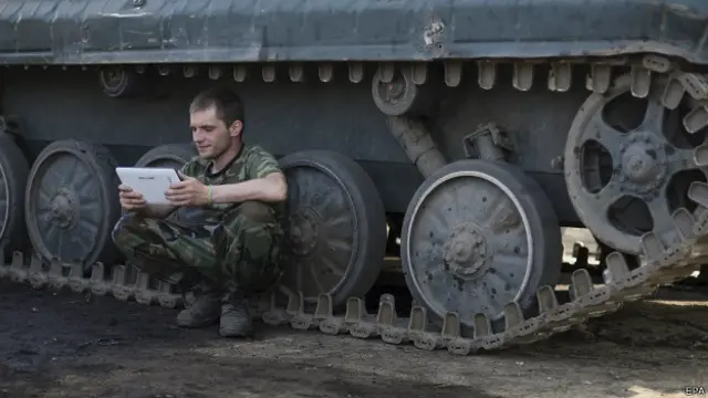 Militer Ukraina diimbau bersiap hadapi invasi besar-besaran di sepanjang perbatasan dengan Rusia.