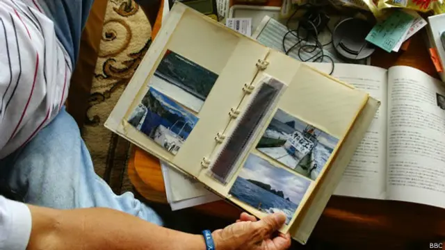 新嵩喜八郎展示他当年参加“保卫尖阁诸岛”行动的照片