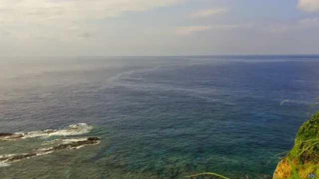 “一片蓝色的大海，谁能指出海疆线在那里？”