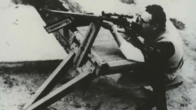 Fidel Castro practica tiro en México, el 1 de enero de 1956. Foto: AFP/Getty