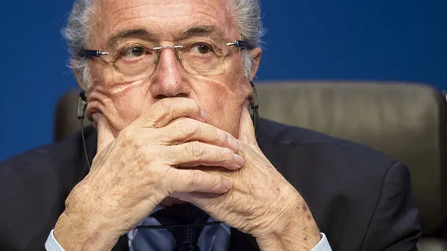 Sepp Blatter mengundurkan diri sebagai FIFA. Namun, dia tetap masih menjabat sampai Kongres Luar Biasa memutuskan sosok penggantinya.
