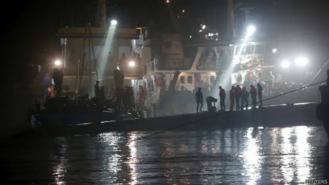 Các nhân viên cứu nạn làm việc thâu đêm