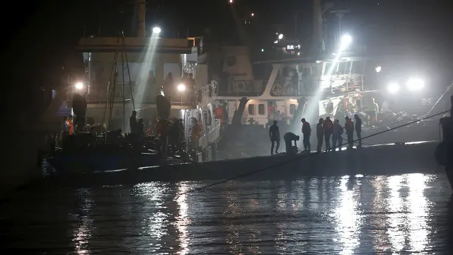 ہزاروں امدادی کارکنوں نے غرقاب بحری جہاز کے پاس امداد فراہم کرنے میں رات گزاری